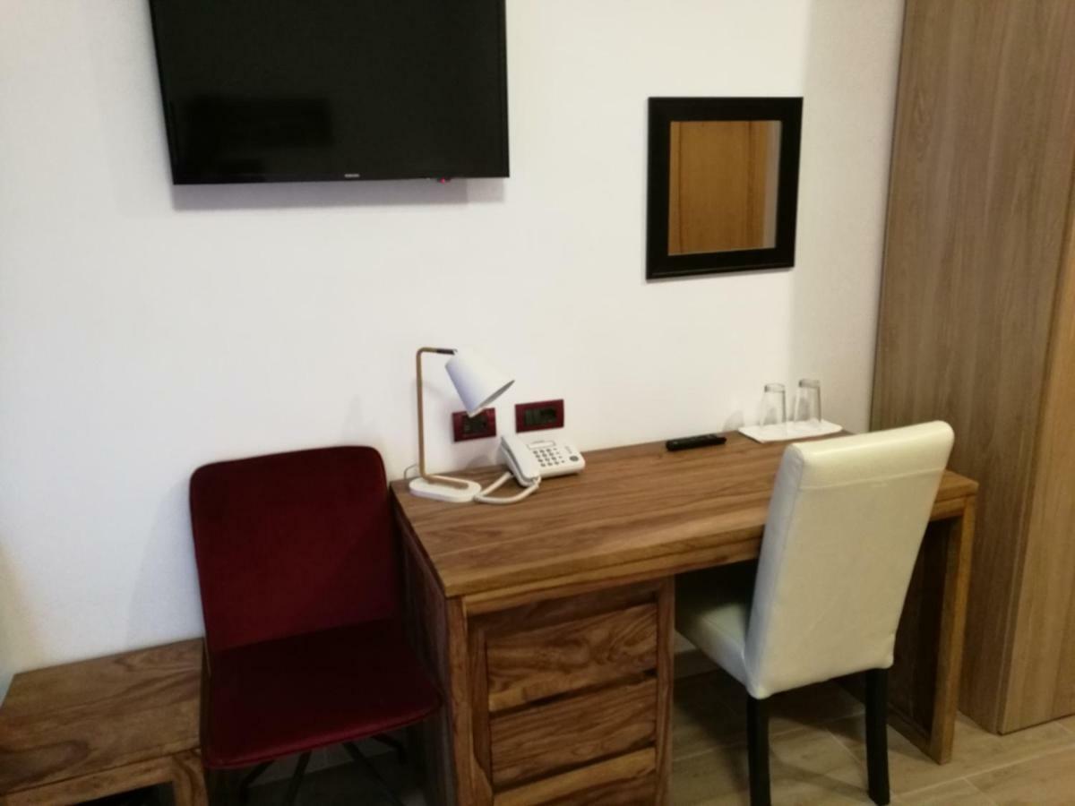 Al Trenino Accomodation Hotel โรม ภายนอก รูปภาพ